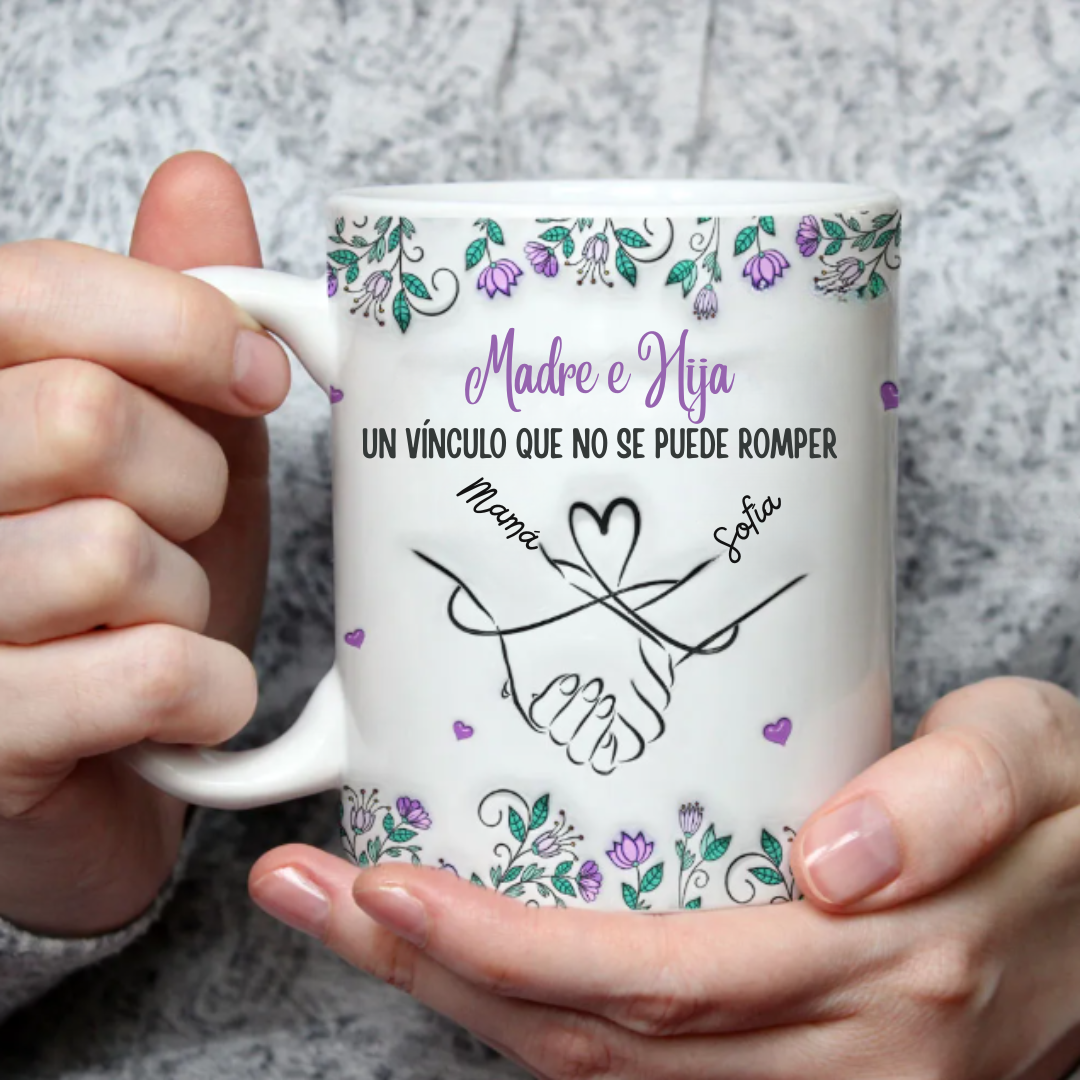 Taza personalizada “Madre e Hija” — con nombres y diseño de manos entrelazadas